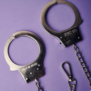 LATETOBED BDSM LINE Μεταλλικές χειροπέδες με πρωκτικό βύσμα - Image 3